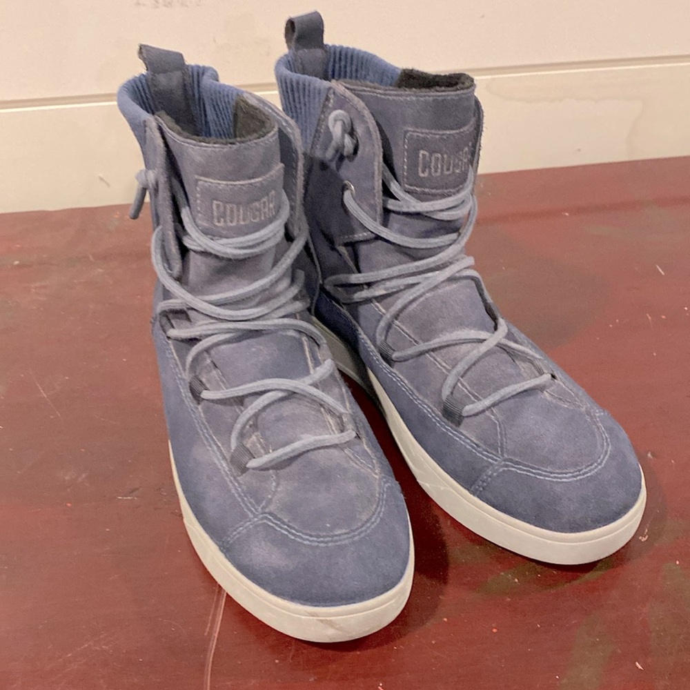 Cute little dusted blue slip on booties by cougar. 
newish
Size 10.